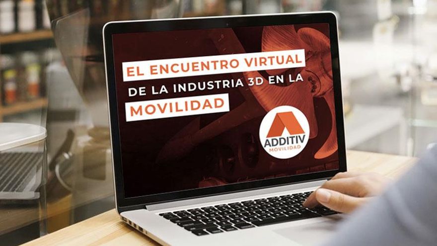 Un asistente espera a que comience el evento.