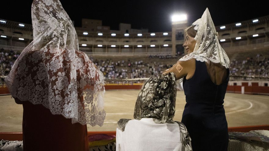Unas mujeres con mantillas en la plaza de toros de la capital balear.
