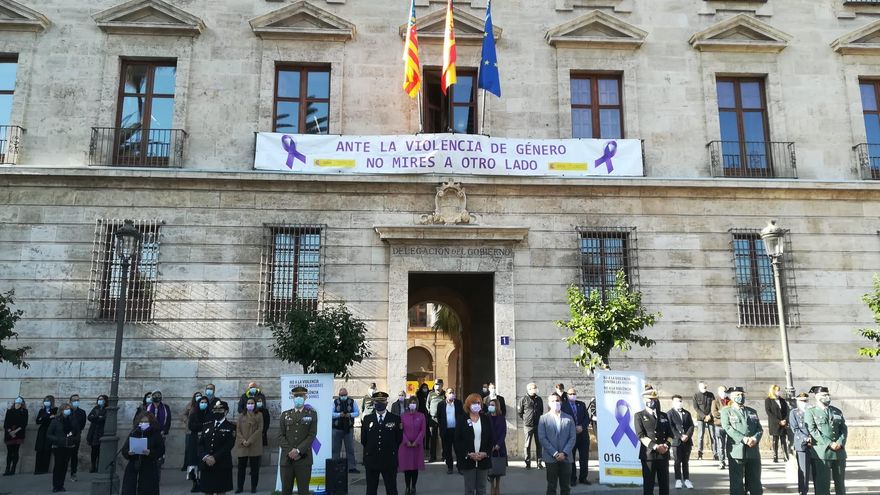 Minuto de silencio contra la violencia machista en la Delegación del Gobierno en Valencia.