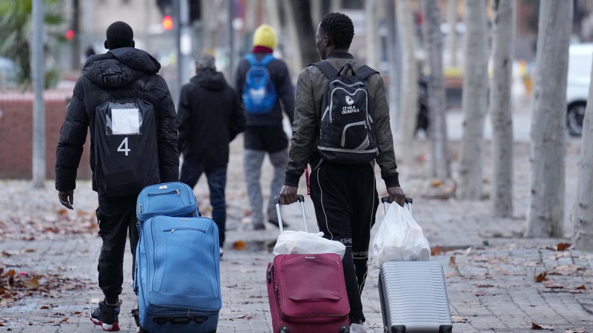 Dos hombres, con sus maletas tras ser desalojados