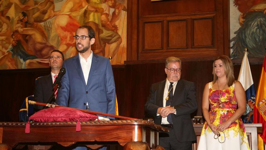 Miguel Montero jurando su cargo en el Pleno Constitutivo del Cabildo de Gran Canaria (ALEJANDRO RAMOS).