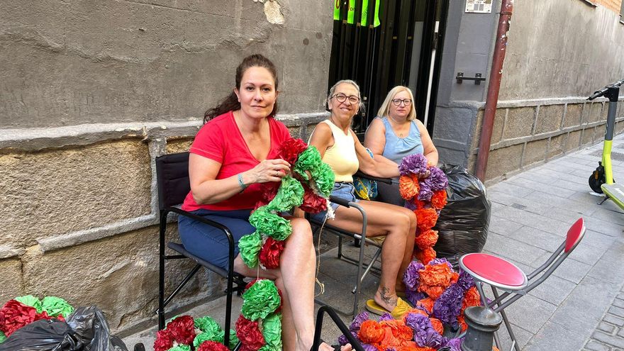 Guirnaldas, mantones de Manila, limonada y vecindad: el casticismo madrileño resiste en la calle del Oso