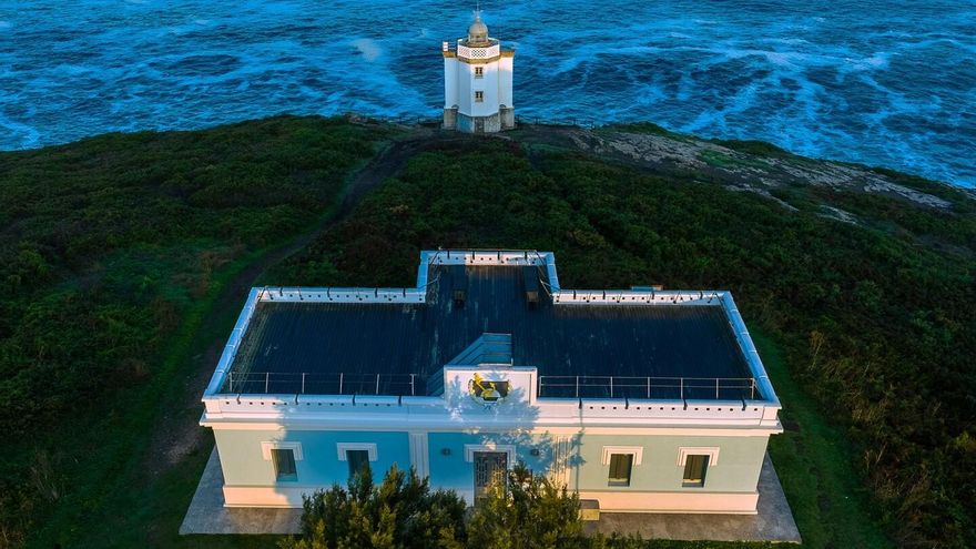 De 11 y 14 metros de altura, estos dos faros "hermanos" están separados por 300 metros y en medio vivía el farero