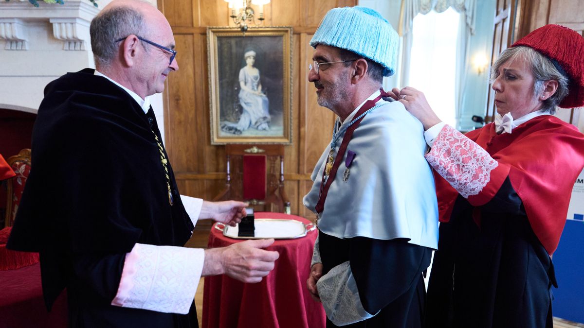 El rector de la UIMP, Ángel Pelayo; el doctor Honoris Causa Daniel Innerarity y la vicerrectora Mariola Urrea durante el acto académico.
