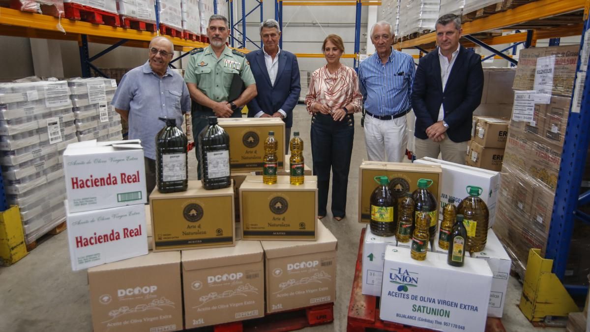Donación de más de 500 litros de aceite al Banco de Alimentos por parte de la Guardia Civil