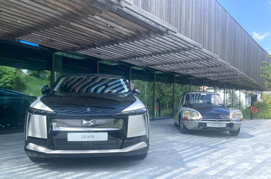 El nuevo modelo, junto con su antecesor más ilustre, el Citroën DS.