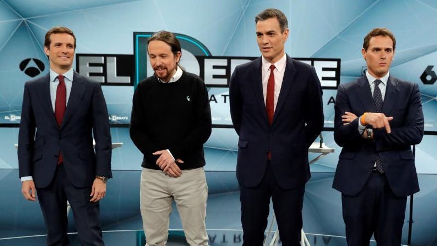 Los candidatos a presidir el Gobierno de España tras las elecciones generales, Pablo Casado (PP) (i); Pablo Iglesias (Unidas Podemos) (2i); Pedro Sánchez (PSOE) (2d) y Albert Rivera (Cs) (d), antes del inicio de un debate electoral.