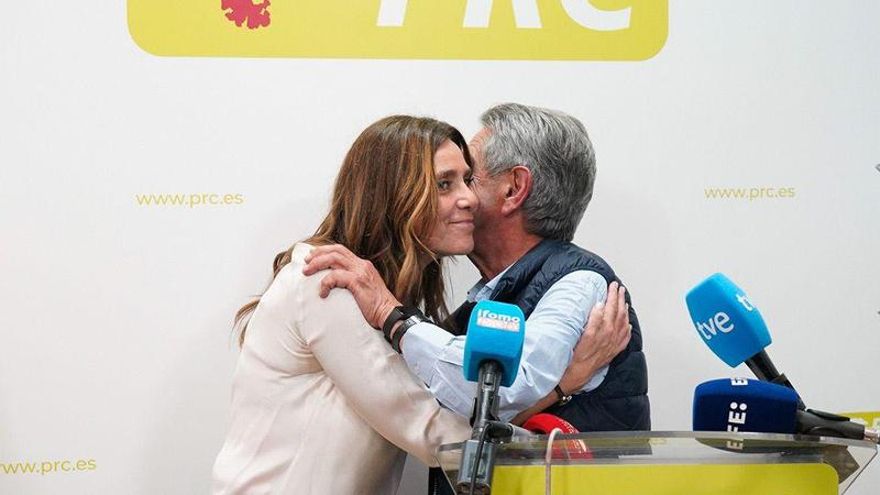 Revilla, un bigote 42 años pegado a un cartel electoral, cede el paso a una mujer