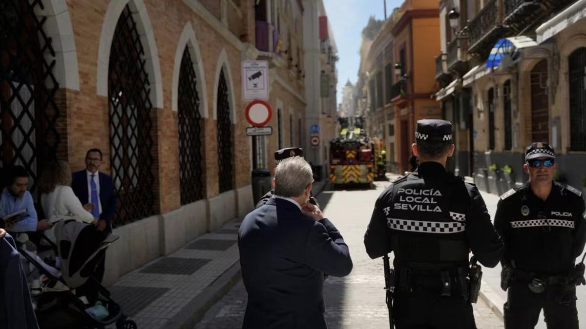 Un incendio en un bar del centro de Sevilla fuerza el cambio de recorrido de la Borriquita este Domingo de Ramos