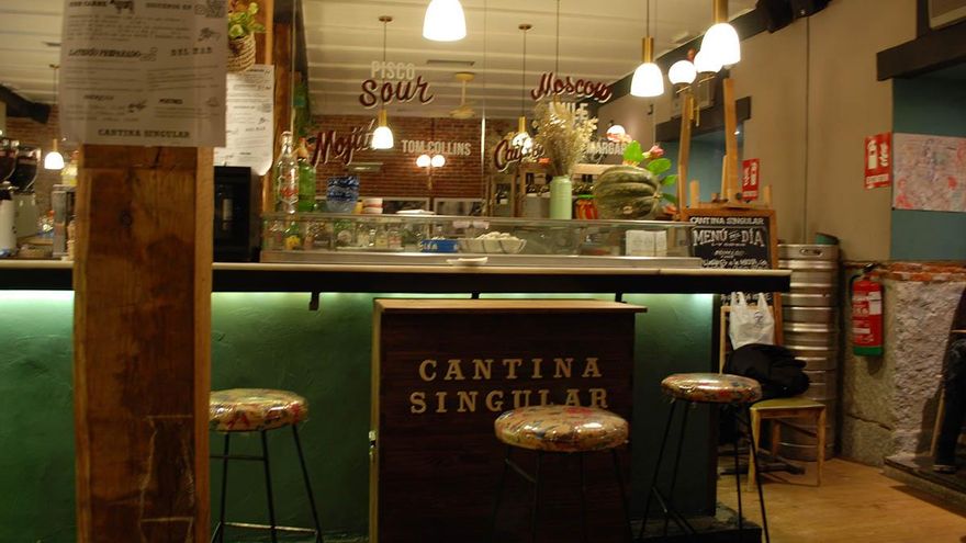 Faltan unas cortinas de terciopelo rojo y el hombre de otro sitio 