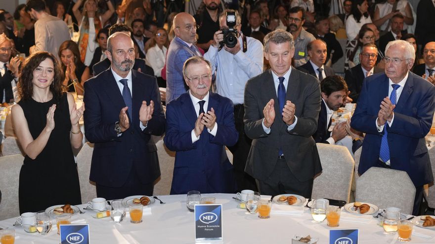 El presidente de Ceuta, Juan Jesús Vivas (c), acompañado por (de izq a der) la presidenta de la Comunidad de Madrid, Isabel Díaz Ayuso; el presidente del Senado, Pedro Rollán; el líder del PP, Alberto Núñez Feijóo, y el presidente de Melilla, Juan José Ibroda, a su llegada antes de intervenir en el foro Nueva Economía Fórum para hablar de la crisis migratoria en la ciudad autónoma, este lunes en Madrid. EFE/ Borja Sánchez-Trillo