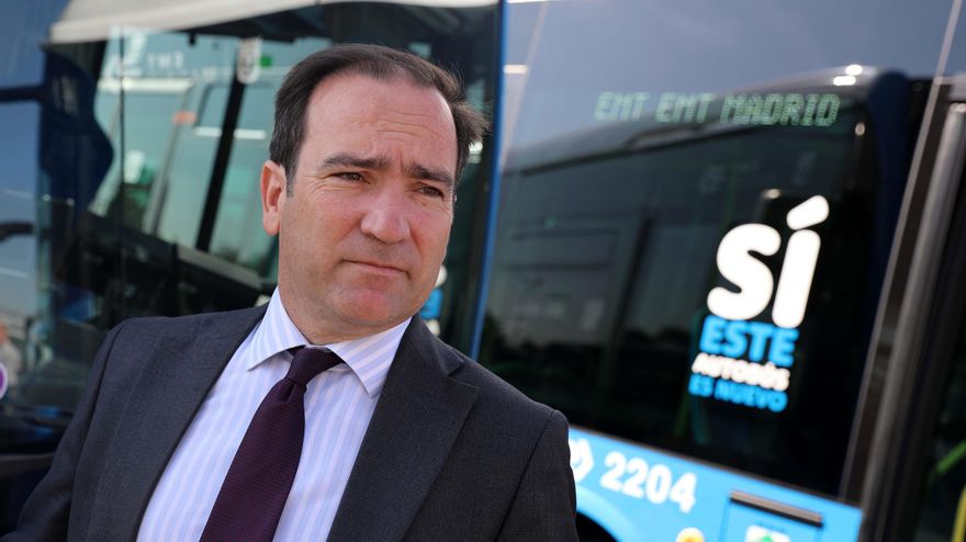 Carabante, en una visita a las instalaciones de la EMT