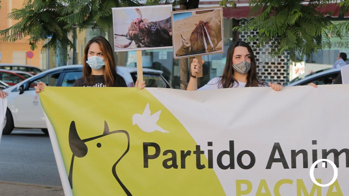 Manifestación en contra de la corrida de toros en el Coso de los Califas