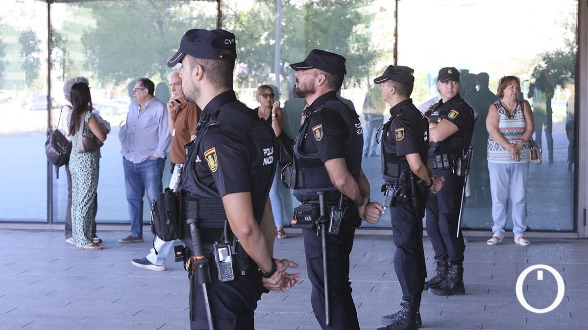 Policía Nacional custodiando el edificio de la Ciudad de la Justicia