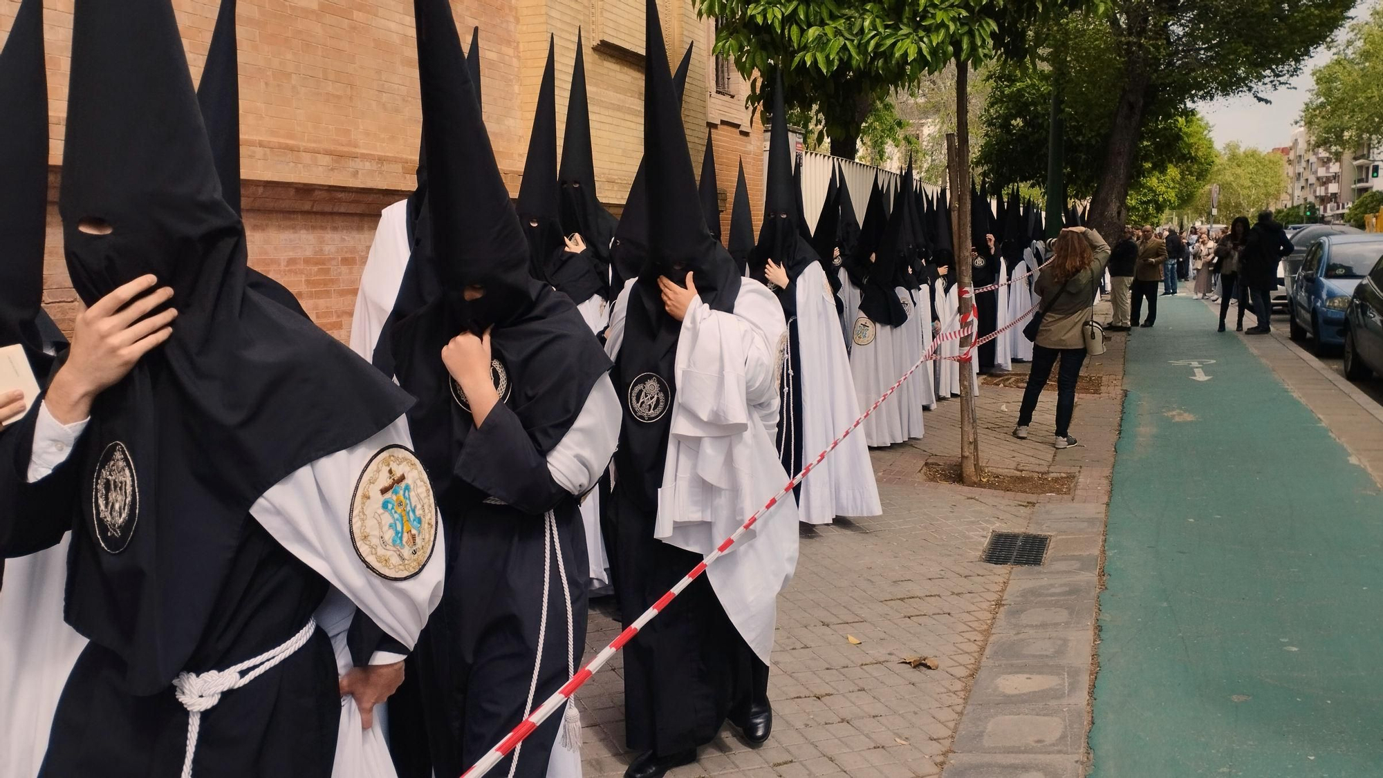 Nazareno de la Sed en formación para entrar en su iglesia con pocas esperanzas de salir