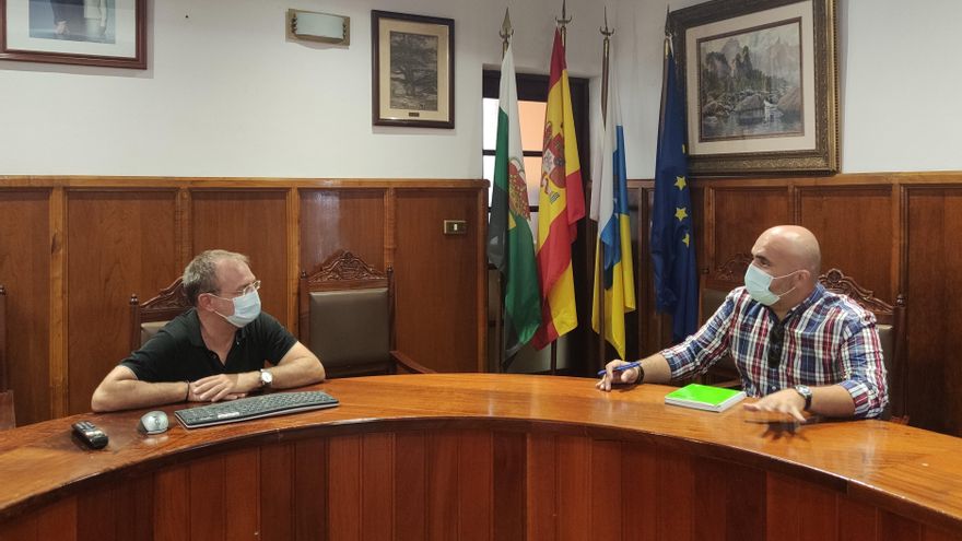 El alcalde de  El Paso,  Sergio Rodríguez, y  el consejero delegado de Gestión y Planeamiento Territorial y Medioambiental (Gesplan), Agoney Piñero.
