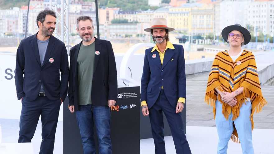 Leiva junto a los directores de la película en el Festival de Cine de San Sebastián
