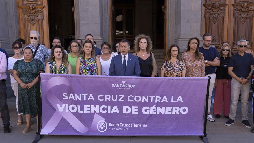 El alcalde de Santa Cruz de Tenerife, José Manuel Bermúdez, (c) junto a la Corporación municipal este sábado, en el que han guardado un minuto de silencio por el último caso de violencia machista ocurrido ayer jueves en la capital tinerfeña.EFE