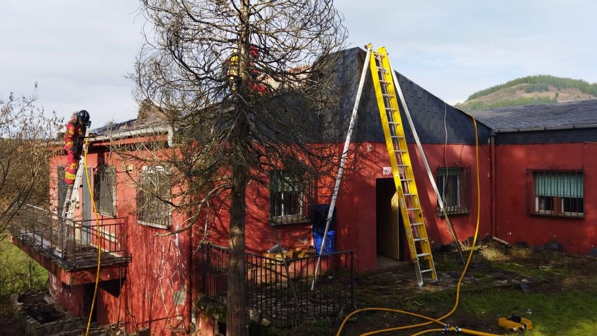 Los bomberos de Ponferrada sofocan un incendio en el tejado de una vivienda en Molinaseca.