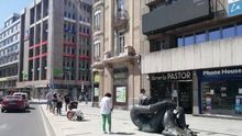 Colas en comercios de León en plena pandemia del coronavirus y en el centro de la capital leonesa.
