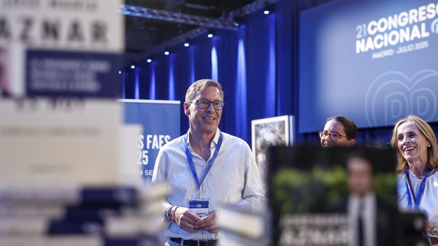 El presidente de la Comisión Organizadora del XXI Congreso Nacional del Partido Popular, Alfonso Serrano, visita las instalaciones del recinto ferial Ifema de Madrid, donde desde esta tarde y hasta el próximo domingo 6 de julio, se celebrará el Congreso de la formación. EFE/ Sergio Perez