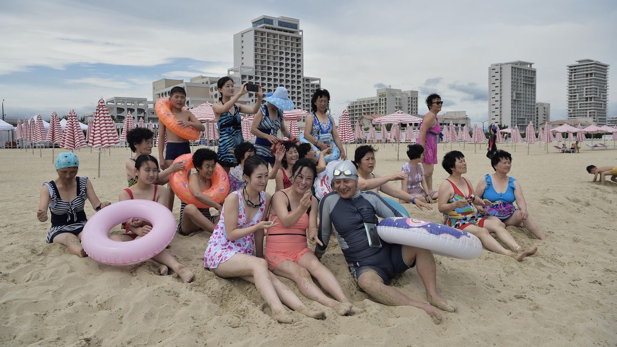 Turistas nacionales visitan la playa en la zona turística costera de Wonsan-Kalma