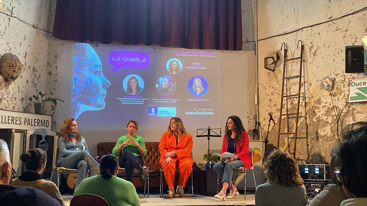 Ana Lydia González Layos, Nira Santana, Ceci Walace y Jennifer Jiménez en 'Mujeres conectadas', un evento sobre ciberviolencias machistas.