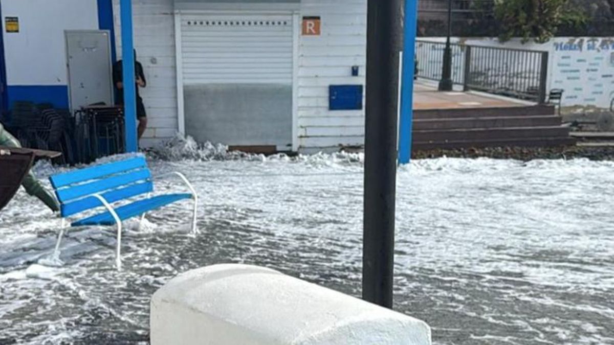 La Oliva cierra el Muelle Chico de El Cotillo por el fuerte oleaje