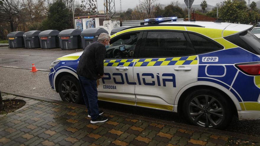 Policía Local en el punto de información de Alcolea