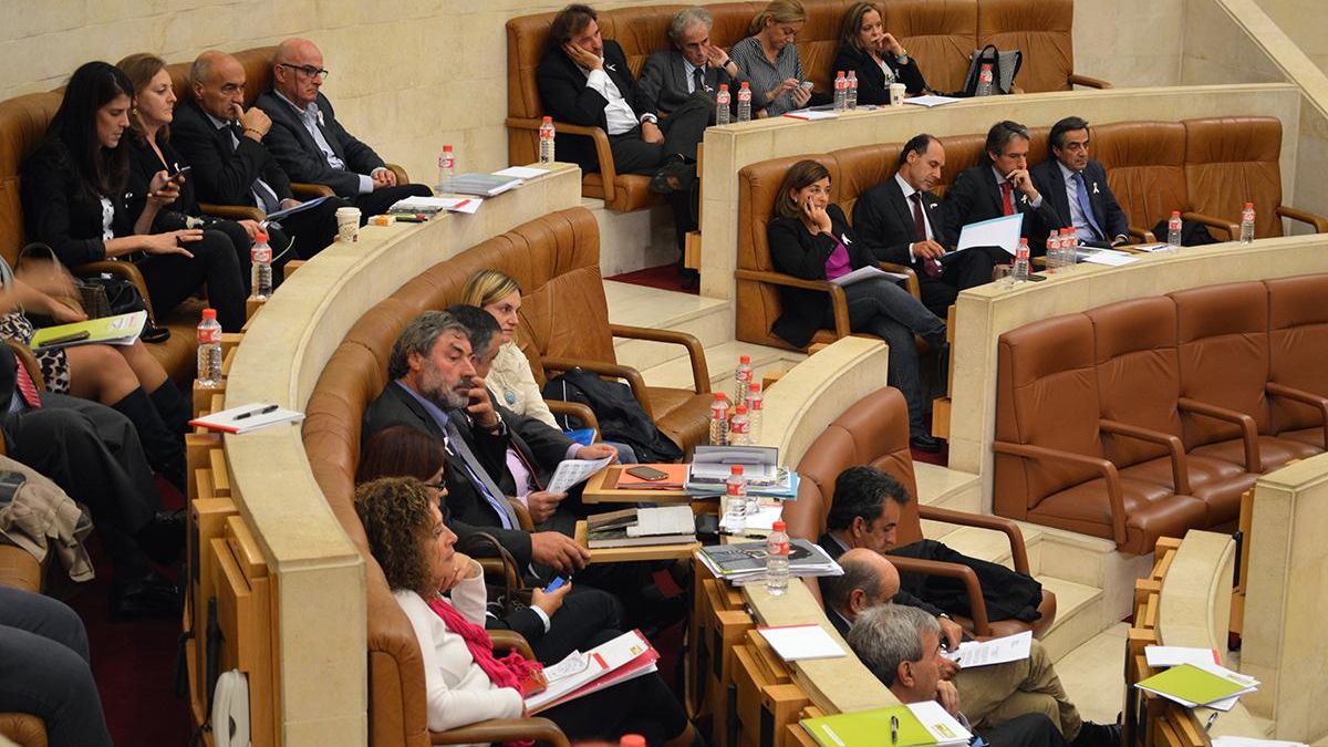 En la actualidad son diez los diputados que compatibilizan su cargo de diputado con responsabilidades en sus municipios.
