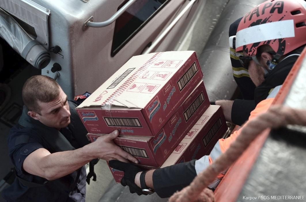Las autoridades maltesas llevan víveres al buque Aquarius, donde la comida empieza a escasear.