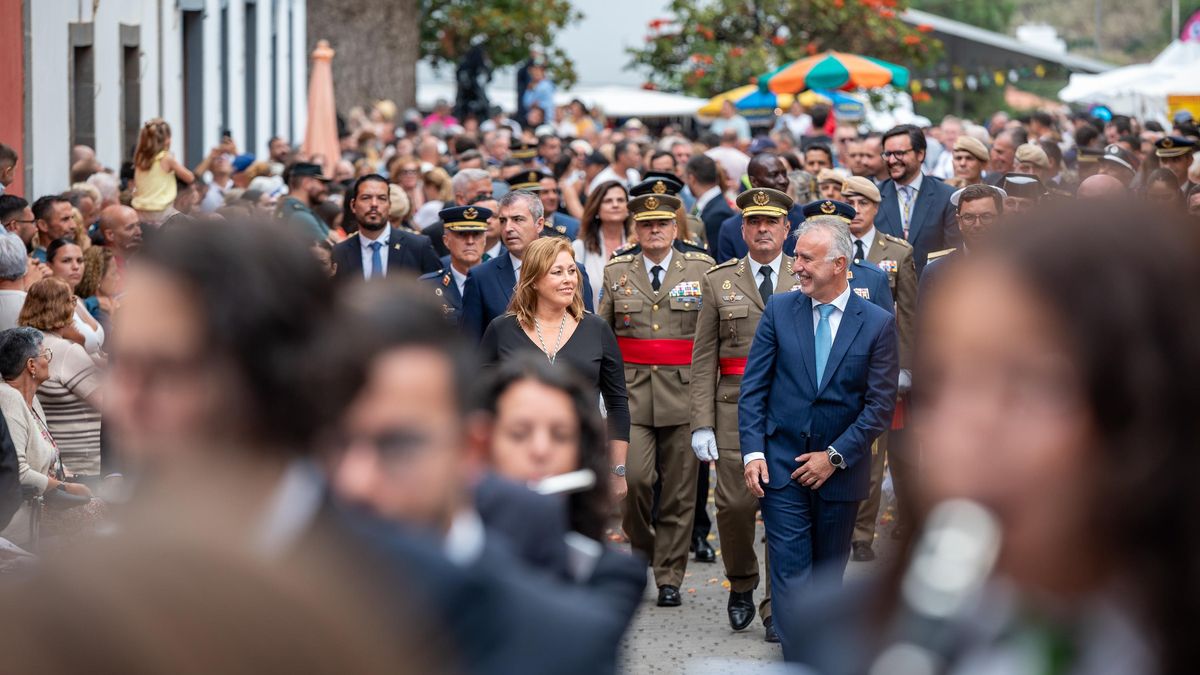 La presidenta del Parlamento canario, Astrid Pérez, junto camina junto al ministro de Política Territorial y Memoria Democrática, Ángel Víctor Torres, este domingo en la procesión en honor a la Virgen del Pino.