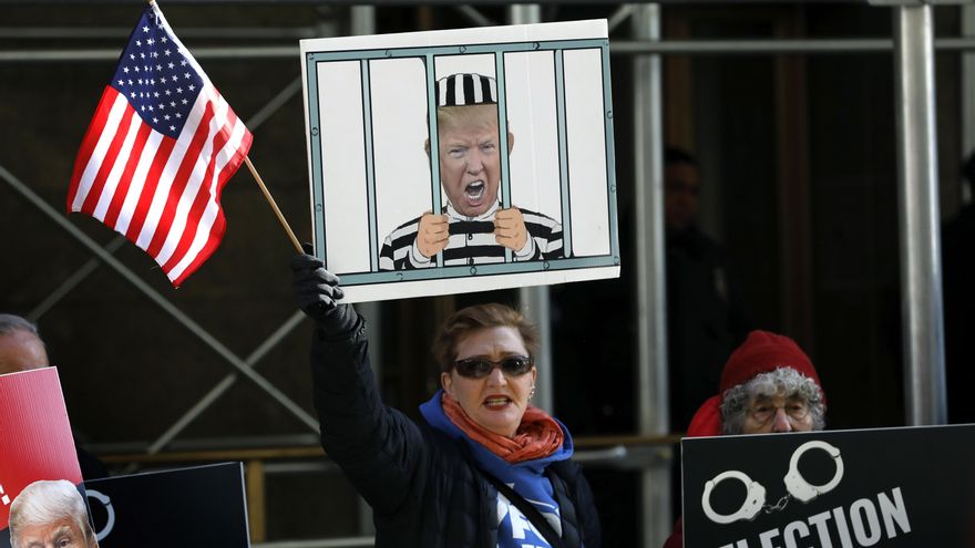 Trump quiere aparecer esposado ante el tribunal si es imputado por el caso de la actriz porno Stormy Daniels