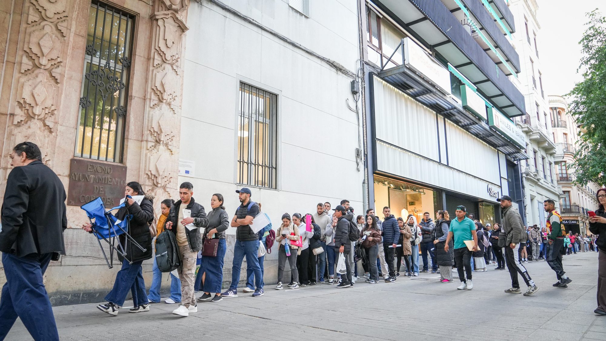 Largas colas de personas migrantes durante la atención presencial para su regularización