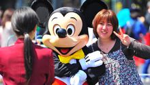 Los parques temáticos Disneyland y DisneySea de Tokio reabrieron hoy sus puertas después de cuatro meses cerrados por la pandemia de coronavirus, aunque con medidas especiales para evitar el contagio entre sus visitantes.