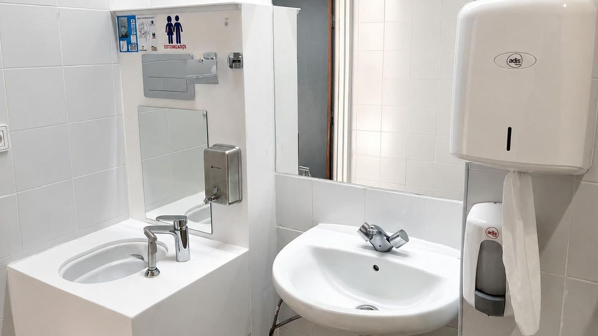 El Hospital Universitario de La Palma adapta un aseo para personas ostomizadas