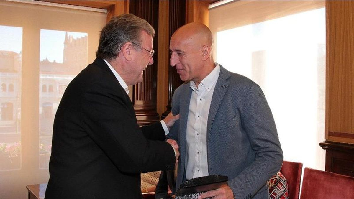 El Ayuntamiento de León concede la Gran Cruz Legio VII a todos los alcaldes de la presente etapa democrática