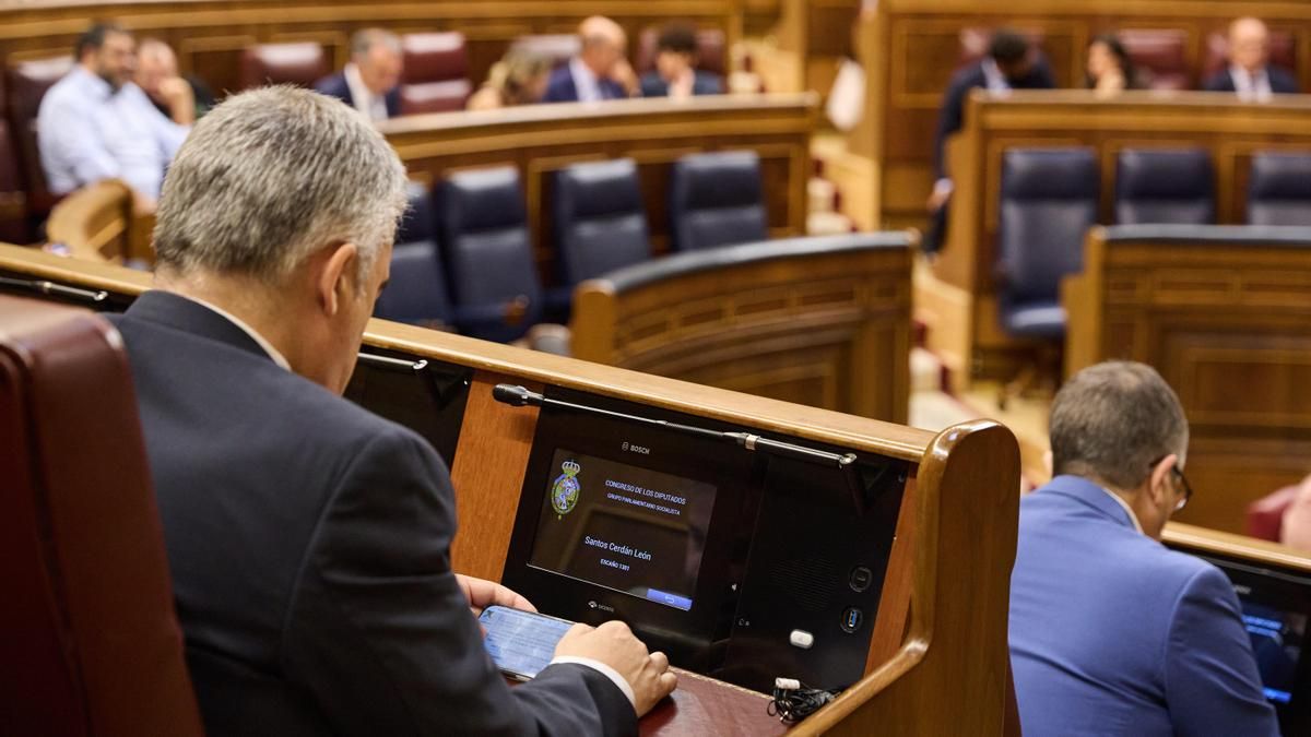 El secretario de Organización del PSOE, Santos Cerdán, lee el informe de la UCO en el Congreso.