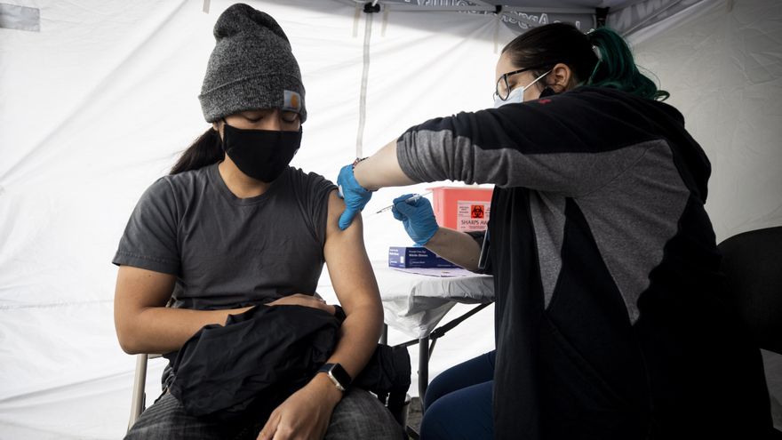 Estados Unidos solo ha administrado hasta ahora 8 millones de vacunas de Johnson & Johnson, frente a los más de 118 millones de unidades de Pfizer. EFE/Etienne Laurent/Archivo