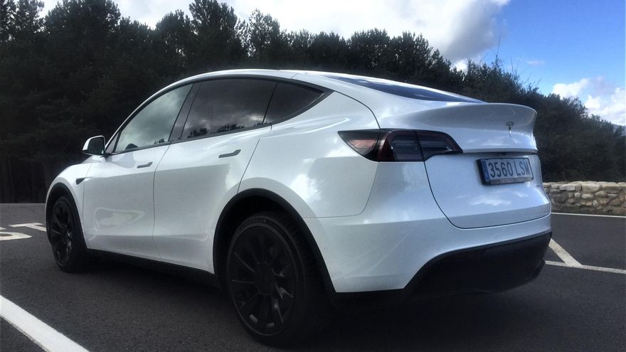 El Tesla Model Y tiene una carrocería de tipo SUV y un tamaño relativamente contenido (4,75 metros de largo).