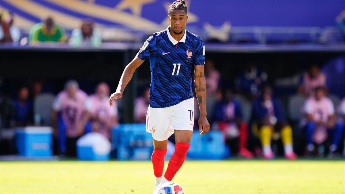 El extremo francés, Michael Olise, conduce el balón en el partido contra Senegal.