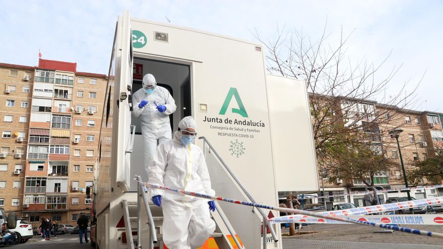 Archivo - Sanitarios de la Junta de Andalucía, preparados para  hacer los test rápidos de antígenos PCR (archivo)
