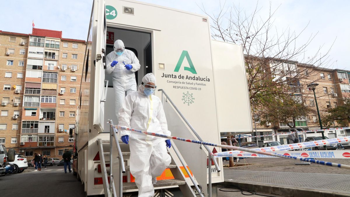 Archivo - Sanitarios de la Junta de Andalucía, preparados para  hacer los test rápidos de antígenos PCR (archivo)