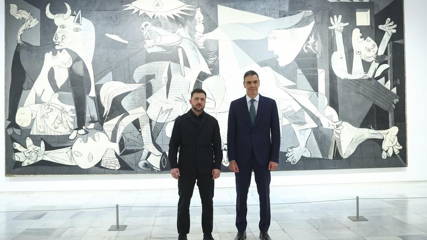 Pedro Sánchez (dcha.) y Volodímir Zelenski posan frente al "Guernica" de Pablo Picasso el 18 de noviembre de 2025