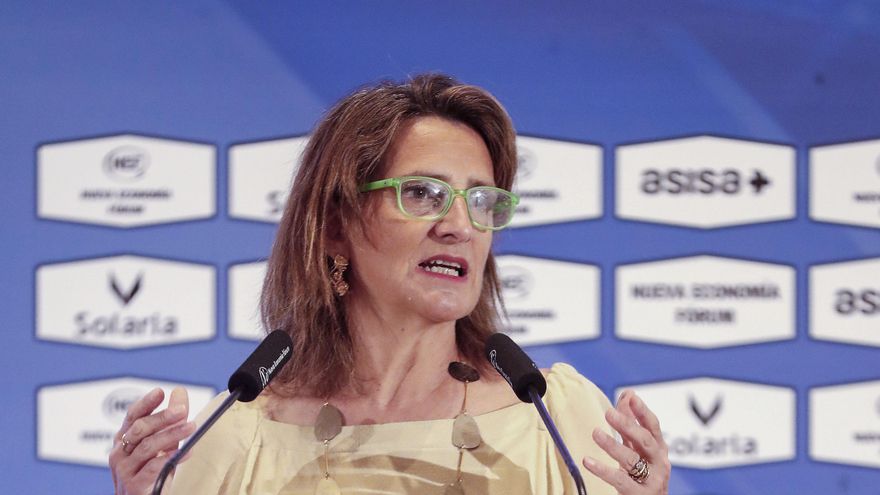 La vicepresidenta tercera y ministra para la Transición Ecológica, Teresa Ribera, presenta a la vicepresidenta del Senado y presidenta del PSOE, Cristina Narbona, que protagoniza un desayuno informativo del Fórum Europa este lunes en un hotel madrileño. EFE/ J.P. Gandul