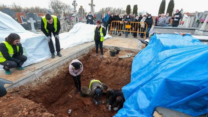 Primer día de los trabajos de recuperación de restos en el cementerio de Villadangos del Páramo. // Campillo / ICAL