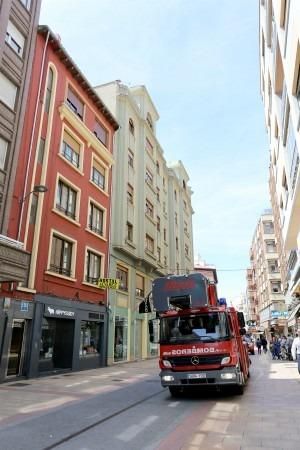 Leticia Pérez / ICAL Los Bomberos de León retiran cascotes desprendidos de un edificio en la calle Burgo Nuevo