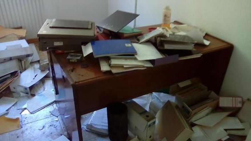 Destrozos en unas oficinas.