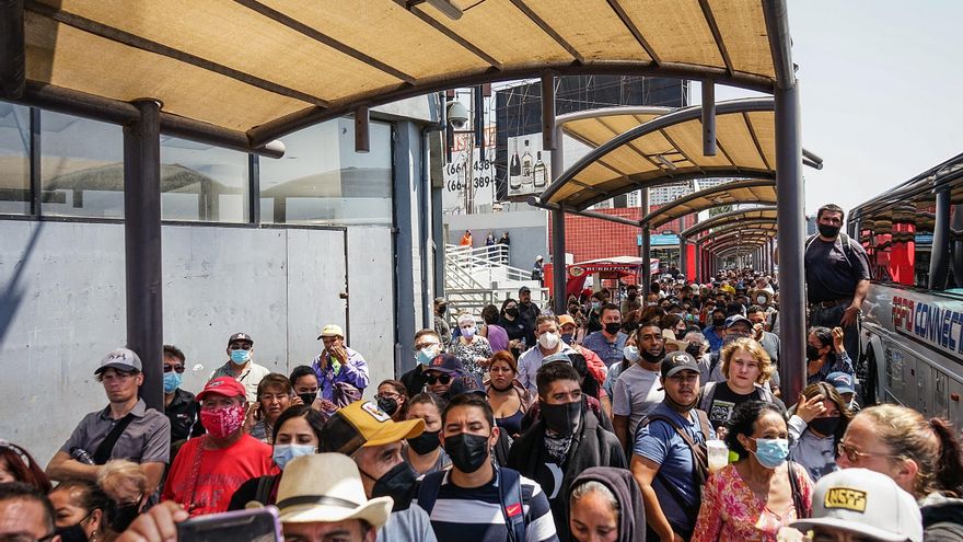 Migrantes intentan cruce masivo a EE.UU. tras engaño en la mexicana Tijuana