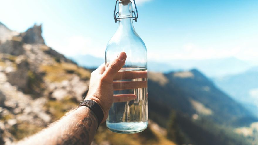 Una nutricionista aclara por qué beber solo agua no siempre es la mejor opción tras el ejercicio: “También sudamos ciertos electrolitos”